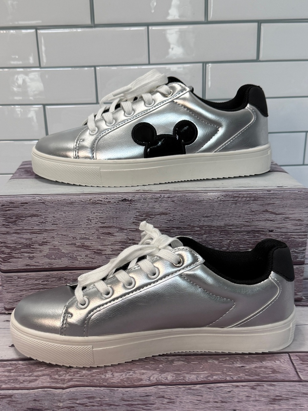 Limited edition Disney Mickey Mouse Big Kid Character Sneakers size 4 - Picture 3 of 8